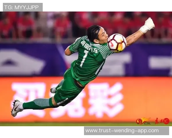 足球场上的英雄时刻十佳扑救带你领略门将的精彩瞬间 足球场上的英雄时刻十佳扑救带你领略门将的精彩瞬间