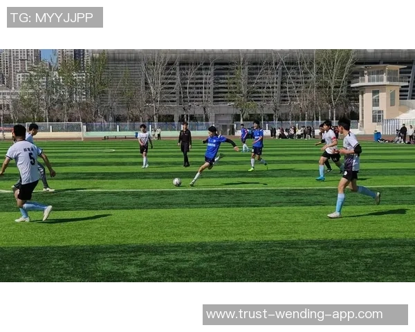 足球比赛正在紧张进行中球员们拼尽全力争夺胜利的荣耀与梦想